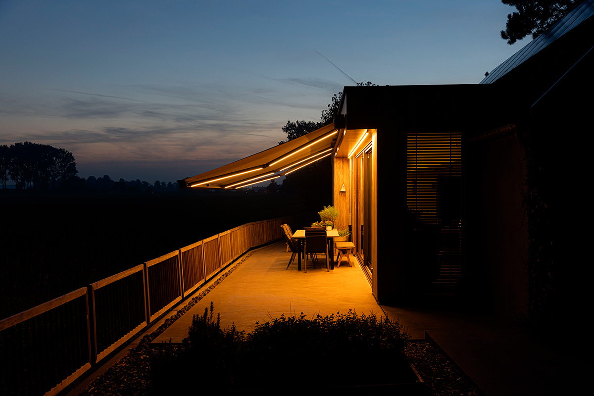 toldo motorizado con iluminación de Studeco World