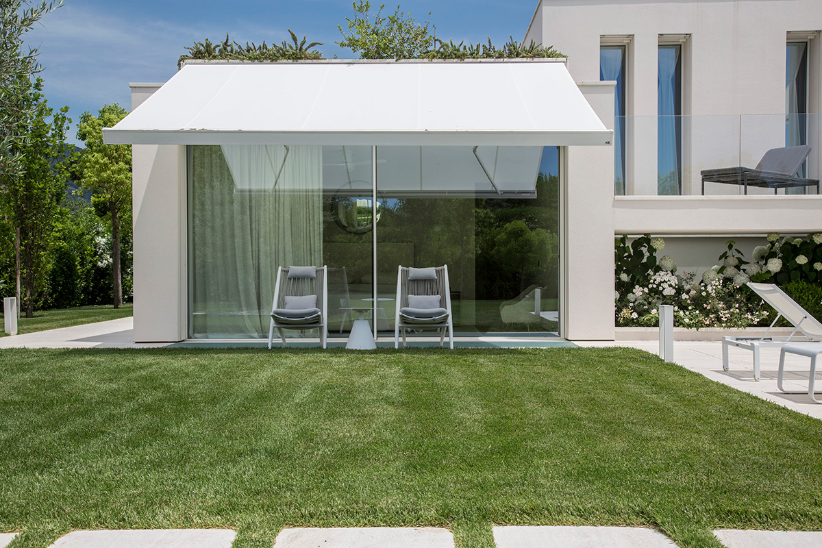 toldo motorizado integrado en pared  de Studeco World